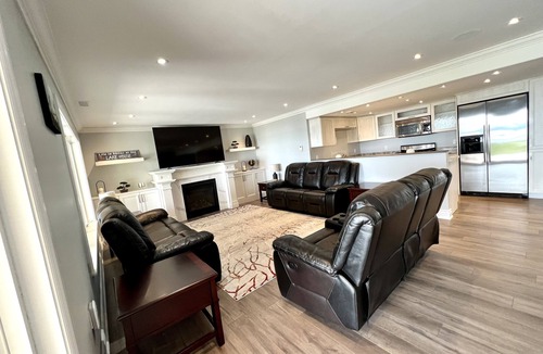 Owen Sound Cottage | Lake House/on Balmy Beach!