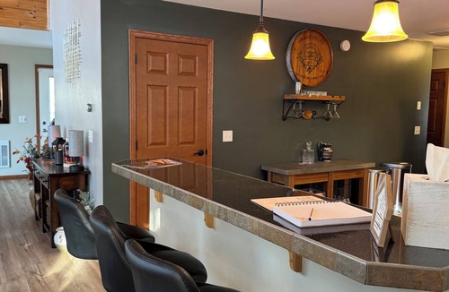 Lake Luzerne-Hadley Ski Chalet | Lake House Retreat/Hot Tub/Fire Pit/EV Charging Station