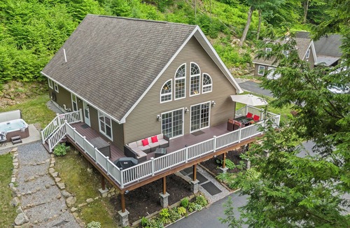 Lake Luzerne-Hadley Ski Chalet | Lake House Retreat/Hot Tub/Fire Pit/EV Charging Station
