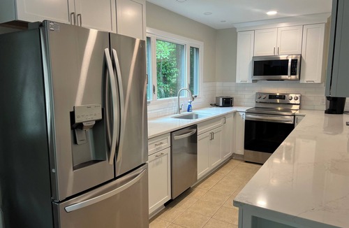 Leasburg House | Lake House Retreat with beautiful views & WiFi
