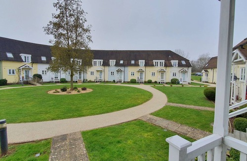 South Cerney Cabin | Lake house - sleeps 7