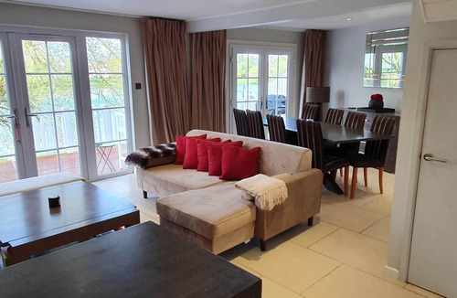 South Cerney Cabin | Lake house - sleeps 7