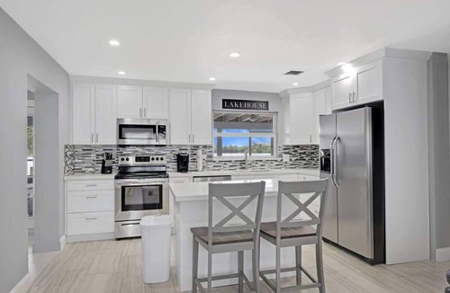 Davie House | Lake house unit 1 by PMI