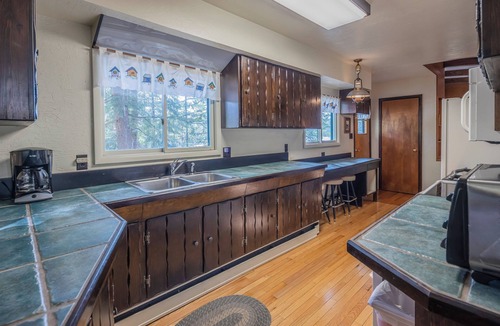 Town of Webb House | Lake House Waterfront 4 bed 3 bath house w/dock & firepit .5 miles to Old Forge