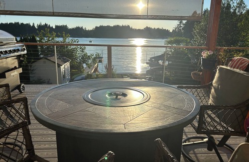 Lacey House | Lake house with AC