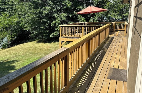 Monticello House | Lake house with large waterfront!