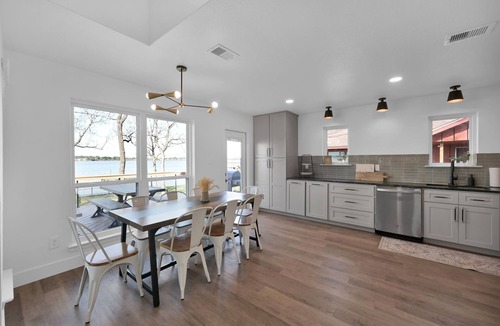 Indian Shores House | Lake Houston sunset and skyline views. Two primary suites downstairs.