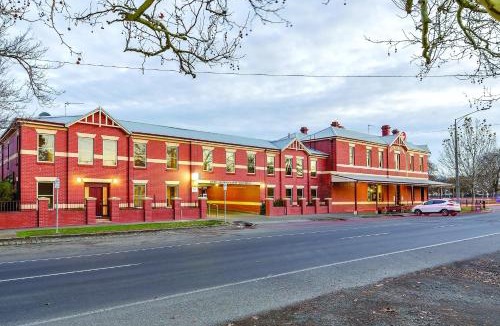 Ballarat Hotel | Lake Inn - Ballarat