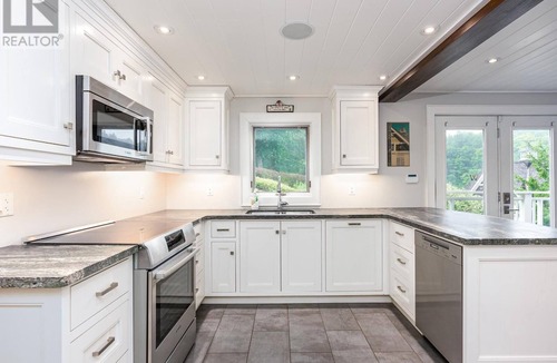 Muskoka Lakes Cottage | Lake Joseph Haven! Cottage, Boathouse, Bunkie, Hot Tub, Sauna & Putting Green!