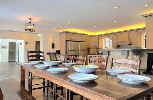 Seguin Cottage | Lake Joseph, Hot Tub, Pickle Ball, Beach, Firepit
