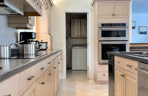 Seguin Cottage | Lake Joseph, Hot Tub, Pickle Ball, Beach, Firepit