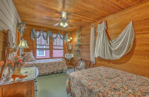 Lake Junaluska Cabin | Lake Junaluska 14 Bedroom Inn, Perfect for Reunions, Retreats, Weddings & More!