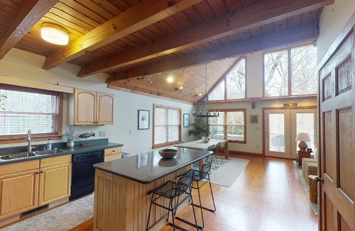 Seneca Cabin | Lake Keowee Cabin: Peaceful and Bright