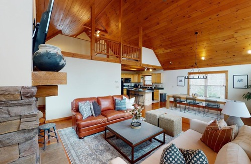 Seneca Cabin | Lake Keowee Cabin: Peaceful and Bright