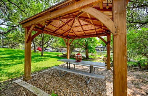 Kingsland Cabin | Lake LBJ Water Front Cottage on River Canal 2 Boat Slips