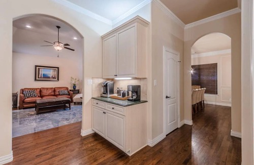 Hickory Creek House | Lake Lewisville Family Getaway-Lake Toys, HotTub, Mini Golf, Theater, Kids Room!