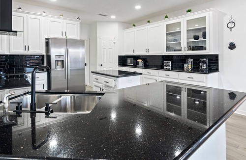 Seven Coves House | Lake life on the Shoreline - Sleeps 9 Guests and w/Pool and PS5