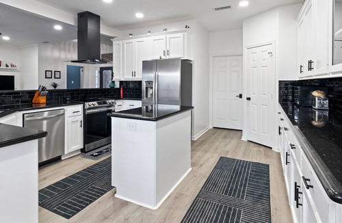 Seven Coves House | Lake life on the Shoreline - Sleeps 9 Guests and w/Pool and PS5