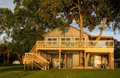 Blanchard Cottage | ‣ Lake Livingston Waterfront House, Sunset views. Deep water, Fishing, Kayaking.