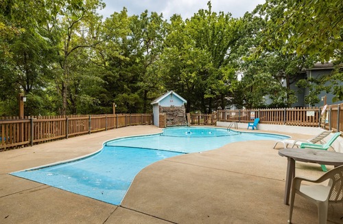 Indian Point House | Lake Lodge 43 - Resort Next to Silver Dollar City!