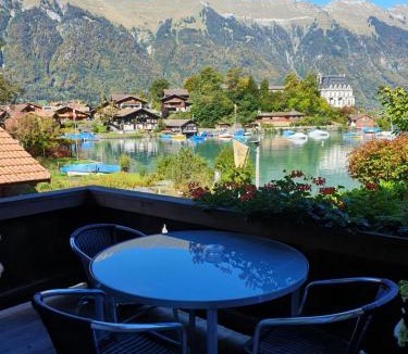 Iseltwald Hostel | Lake Lodge Hostel