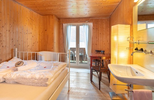 Iseltwald Hostel | Lake Lodge Hostel