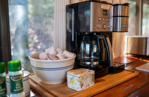 Eureka Springs Historic District Cabin | Lake Lucerne Cabin#9 Wifi+Parking+Deck@Nauti or Nice