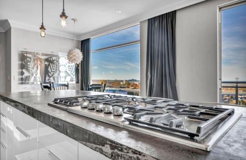 Ohio City Apartment | Lake Lux Penthouse Balcony Parking Gym