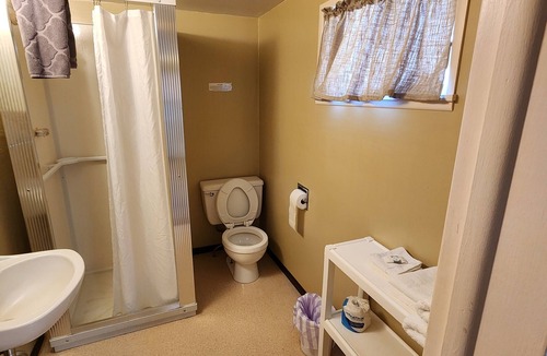 Lonergan Cabin | Lake Mac Lodge #3 - A welcoming cabin with AC in charming Lemoyne