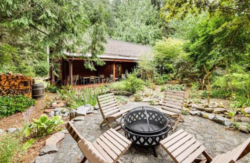 Duvall House | Lake Margaret Access Boho Log Cabin with Backyard