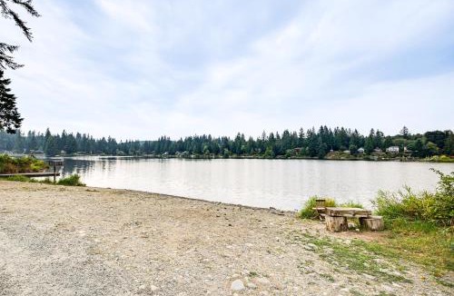 Duvall House | Lake Margaret Access Boho Log Cabin with Backyard