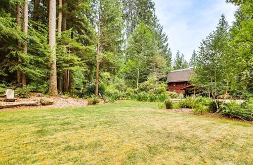 Duvall House | Lake Margaret Access Boho Log Cabin with Backyard