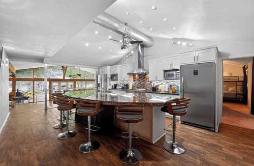McQueeney House | Lake McQueeney Boat Haus - Sleeps 25 - Water & Fun