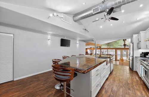 McQueeney House | Lake McQueeney Boat Haus - Sleeps 25 - Water & Fun