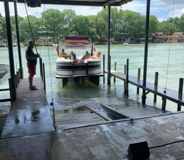 McQueeney House | Lake McQueeney Boat Haus | Sleeps 25 | Water & Fun