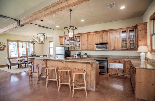 McQueeney Other | Lake Mcqueeney Family Farmhouse-Pool Table-Ping Pong~Sleeps 16