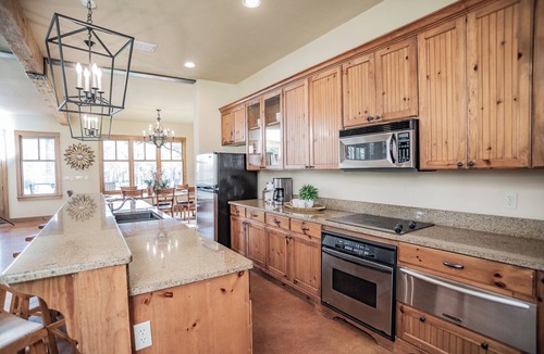 McQueeney Other | Lake Mcqueeney Family Farmhouse-Pool Table-Ping Pong~Sleeps 16