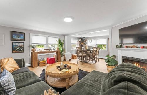 Lake Pocotopaug House | Lake Me Home