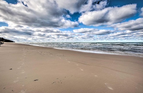 Mears House | Lake Michigan Gem < Half-Mi to Private Beach!