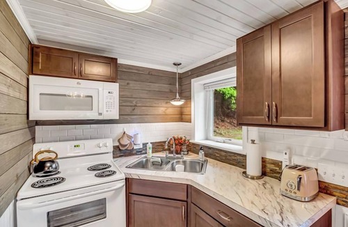 Montague Cottage | Lake Michigan Romantic Cottage | Walk to Beach