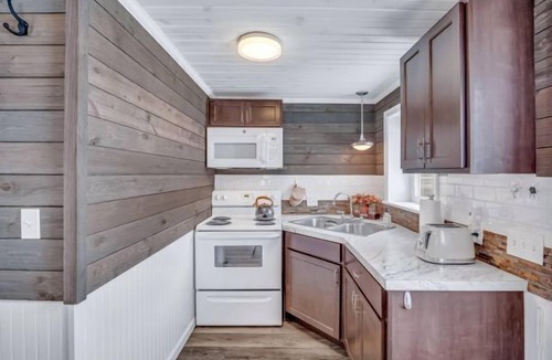Montague Cottage | Lake Michigan Romantic Cottage | Walk to Beach