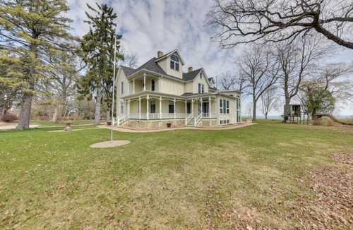 Racine House | Lake Michigan Vacation Rental w/Private Beach!