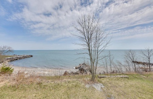 Racine House | Lake Michigan Vacation Rental w/Private Beach!