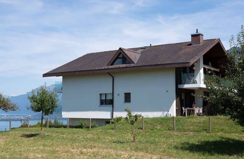 Krattigen Apartment | Lake & Mountain View|15min to Interlaken + Parking