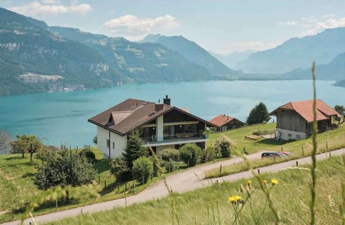Krattigen Apartment | Lake & Mountain View|15min to Interlaken + Parking