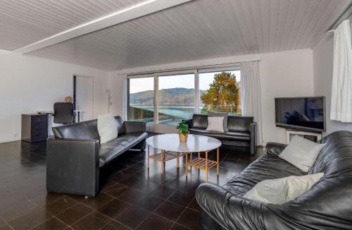 Spiez Villa | Lake & Mountain View Apartment near Faulensee Balcony BBQ & Free Parking
