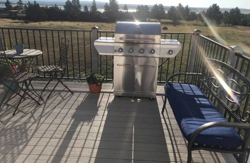 Pine Haven House | Lake & Mountain View Guesthouse