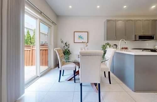 Richmond Hill House | Lake Nearby Townhouse