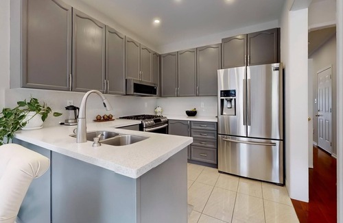 Richmond Hill House | Lake Nearby Townhouse