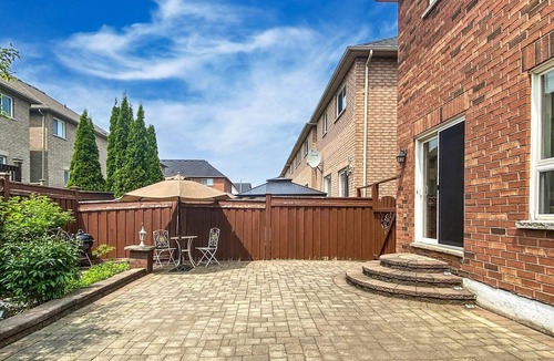 Richmond Hill House | Lake Nearby Townhouse